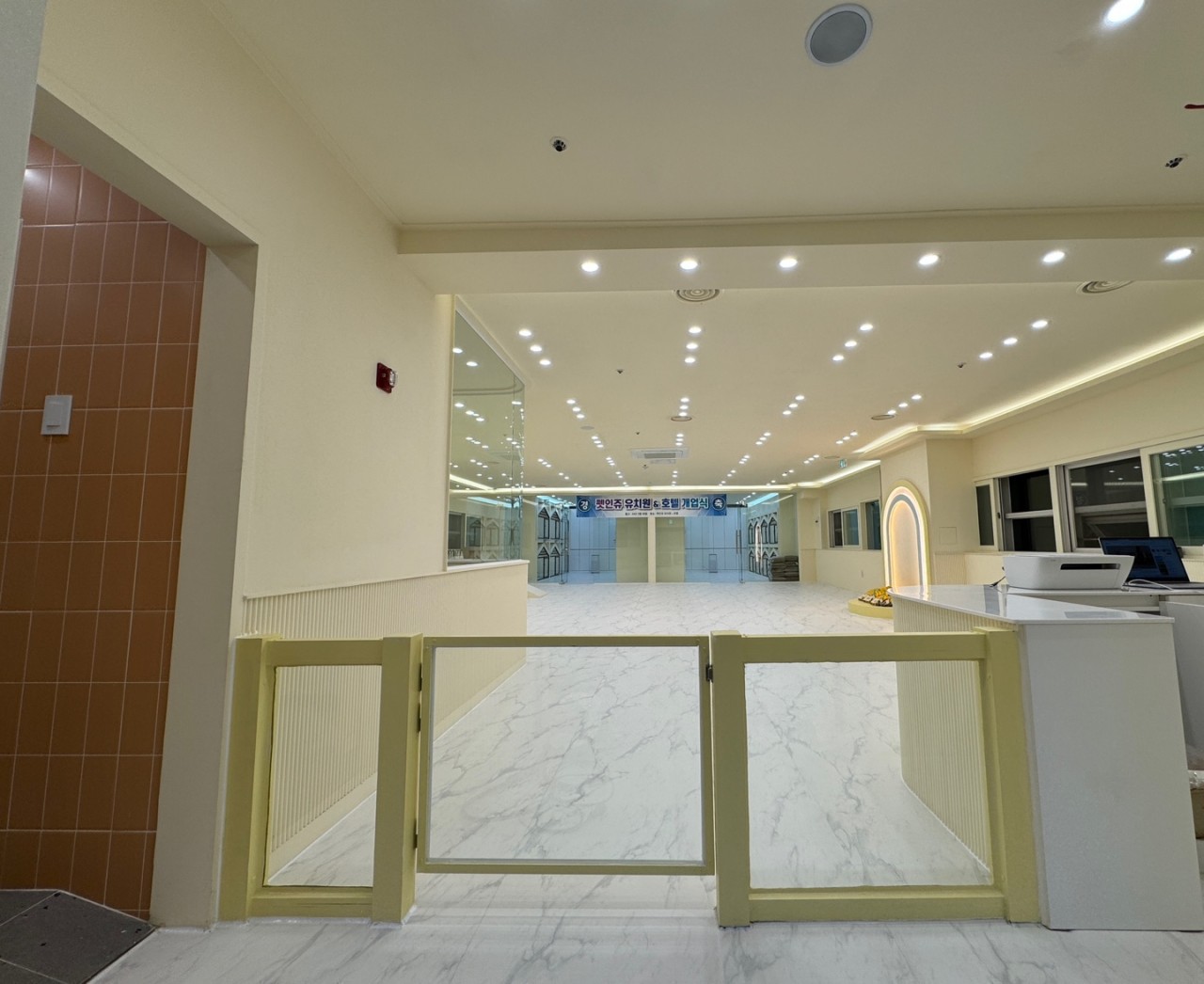 다양한 특수동물 사육장이 있는 매장 사진 1